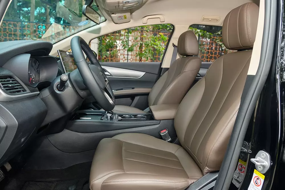 C&aacute;c h&agrave;ng ghế của xe được bọc da tổng hợp trong khi một số mẫu 7 chỗ c&ugrave;ng tầm tiền chỉ c&oacute; ghế nỉ. Do hướng tới yếu tố &ldquo;gi&aacute; mềm&rdquo;, h&agrave;ng ghế đầu của xe chỉ c&oacute; thể chỉnh cơ.