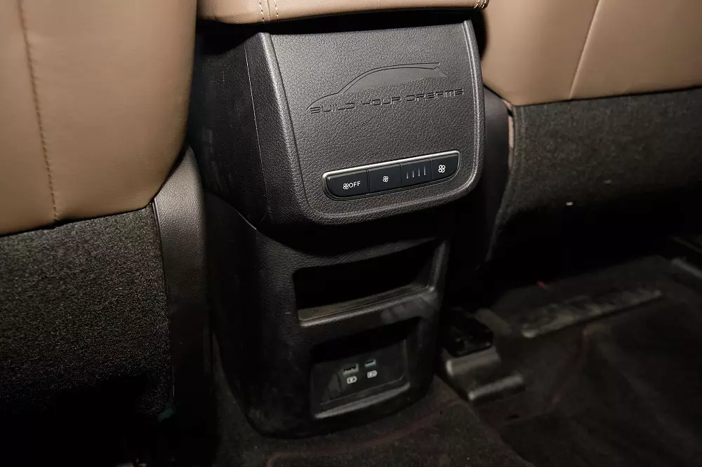 BYD M6 được trang bị điều h&ograve;a tự động, đồng thời ghi điểm ở việc t&iacute;ch hợp th&ecirc;m hệ thống lọc bụi mịn PM2.5.