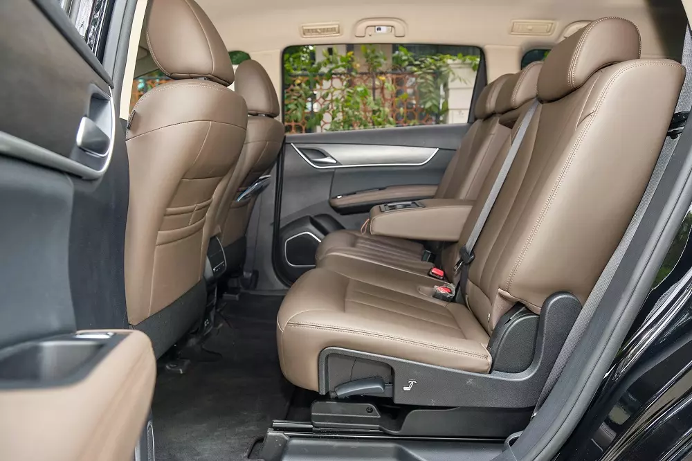 H&agrave;ng ghế thứ 2 của xe c&oacute; đầy đủ 3 tựa đầu v&agrave; bệ tỳ tay trung t&acirc;m, c&oacute; thể điều chỉnh độ ngả lưng lẫn trượt l&ecirc;n/xuống. Kh&ocirc;ng gian ngồi ở h&agrave;ng ghế n&agrave;y kh&aacute; thoải m&aacute;i, khoảng ch&acirc;n rộng r&atilde;i l&agrave; yếu tố kh&aacute;ch h&agrave;ng ưa chuộng, sẵn s&agrave;ng chi th&ecirc;m để sở hữu.