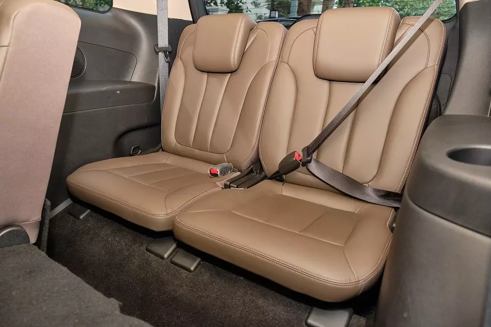 D&ugrave; h&agrave;ng ghế thứ 2 được điều chỉnh ở vị tr&iacute; thoải m&aacute;i nhất, kh&ocirc;ng gian ngồi của h&agrave;ng ghế thứ 3 vẫn kh&ocirc;ng hề eo hẹp. Đ&acirc;y l&agrave; một trong những điểm cộng lớn của BYD M6, khi sở hữu kh&ocirc;ng gian 7 chỗ ngồi thực thụ, thay v&igrave; 5 2 như một số d&ograve;ng xe tr&ecirc;n thị trường.