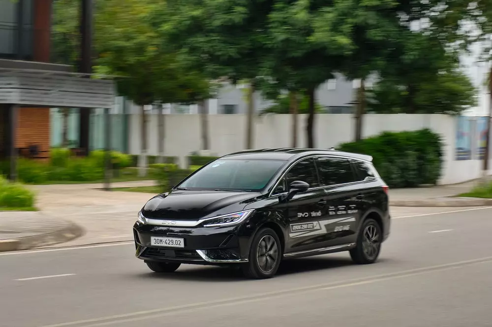 BYD M6 c&oacute; 3 chế độ l&aacute;i gồm Normal (B&igrave;nh thường), Eco (Tiết kiệm) v&agrave; Sport (Thể thao). Ở chế độ Sport, phản hồi ch&acirc;n ga sẽ nhạy hơn, cho cảm gi&aacute;c tăng tốc ấn tượng hơn.