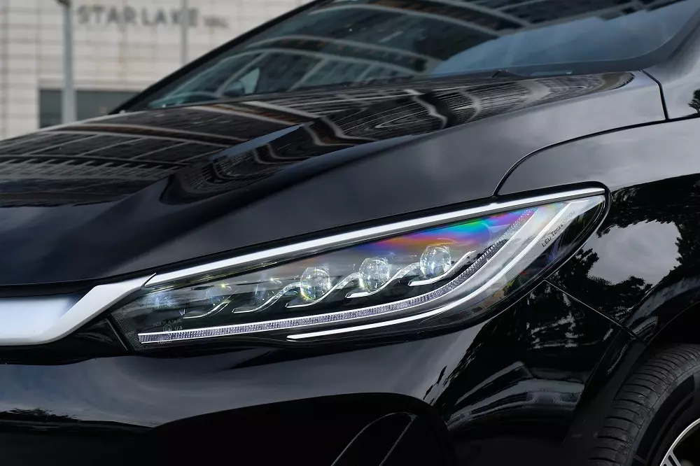 D&ugrave; l&agrave; một mẫu xe &ldquo;gi&aacute; mềm&rdquo;, song BYD M6 vẫn được trang bị cụm đ&egrave;n chiếu s&aacute;ng trước dạng LED Projector với nhiều thấu k&iacute;nh, cho khả năng quan s&aacute;t tốt trong điều kiện &aacute;nh s&aacute;ng k&eacute;m.