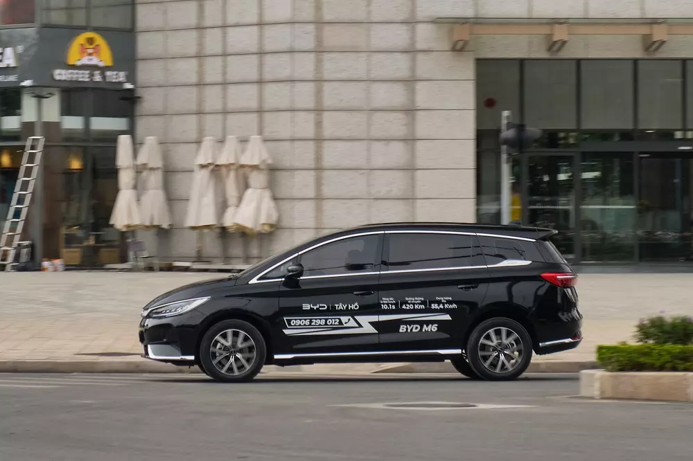 V&ocirc;-lăng của BYD M6 c&oacute; độ xiết vừa phải, ph&ugrave; hợp với số đ&ocirc;ng người d&ugrave;ng.