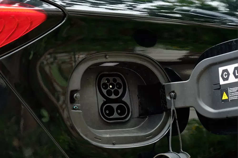 BYD M6 sử dụng cổng sạc theo ti&ecirc;u chuẩn quốc tế CCS2 gồm cổng sạc chậm (AC) 7 kW v&agrave; cổng sạc nhanh (DC) nhận c&ocirc;ng suất sạc tối đa 89 kW.