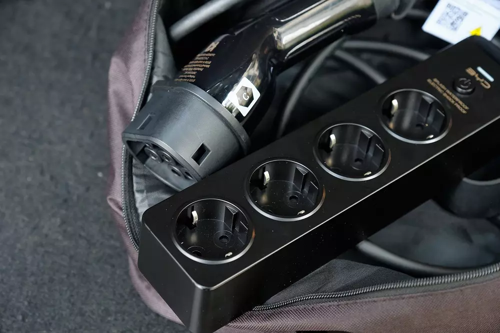 Xe c&ograve;n c&oacute; t&iacute;nh năng cấp nguồn điện AC V2L, cho ph&eacute;p người d&ugrave;ng sử dụng c&aacute;c thiết bị d&acirc;n dụng khi cắm trại, d&atilde; ngoại. Đ&acirc;y cũng l&agrave; một trong những t&iacute;nh năng hiếm gặp tr&ecirc;n c&aacute;c d&ograve;ng xe c&ugrave;ng tầm tiền.