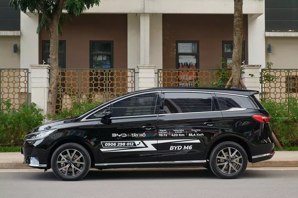 BYD M6 sở hữu chiều d&agrave;i 4.710 mm, chiều rộng 1.810 mm v&agrave; chiều cao 1.690 mm.