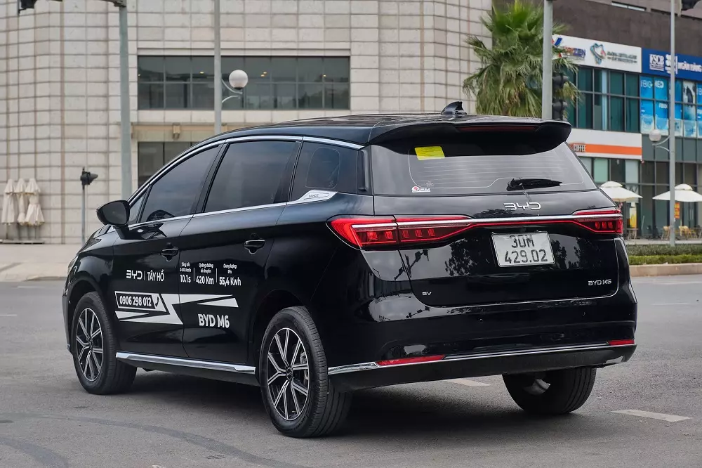 Xe được trang bị bộ m&acirc;m hợp kim 17 inch c&oacute; thiết kế kh&aacute; khỏe khoắn.