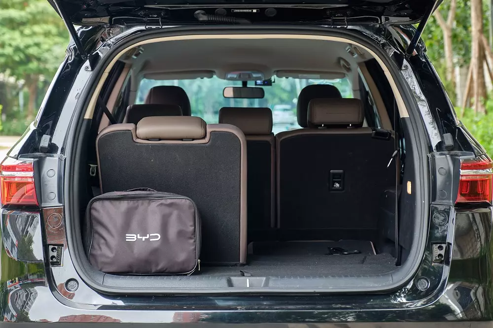 Dung t&iacute;ch khoang h&agrave;nh l&yacute; khi dựng đủ 3 h&agrave;ng ghế chỉ đạt 180 l&iacute;t, nhưng c&oacute; thể mở rộng l&ecirc;n 950 l&iacute;t khi gập hai h&agrave;ng ghế sau.