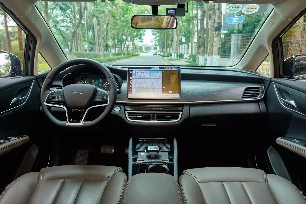 Chiều d&agrave;i cơ sở của BYD M6 đạt 2.800 mm, đem lại kh&ocirc;ng gian 7 chỗ ngồi rộng r&atilde;i.