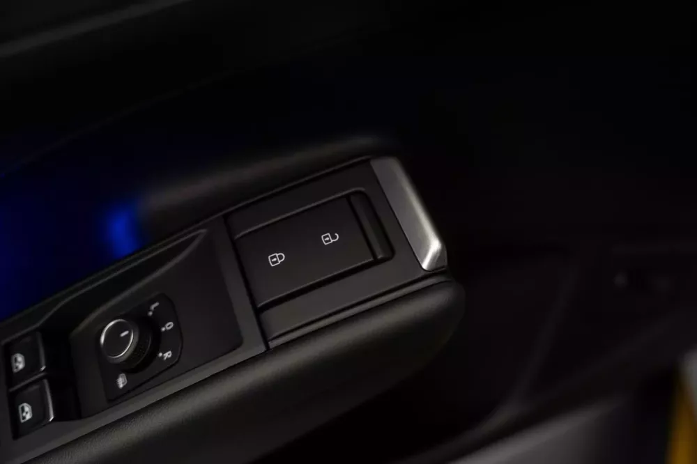 Cận cảnh Volkswagen T-Roc có giá từ 1,1 tỷ đồng, sẽ chỉ có tùy chọn động cơ 1.5 eTSI tại Anh- Ảnh 18. Cận cảnh Volkswagen T-Roc có giá từ 1,1 tỷ đồng, sẽ chỉ có tùy chọn động cơ 1.5 eTSI tại Anh- Ảnh 18.