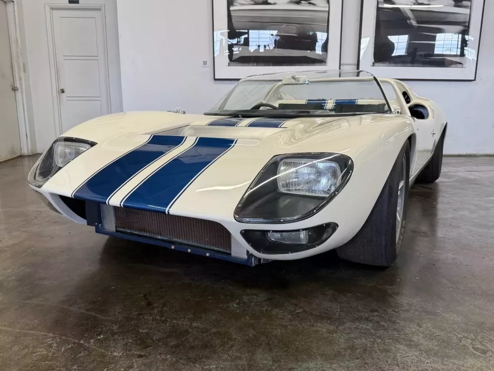 Ford GT40 Le Mans Prototype chính hãng năm 1965 đang được rao bán, giá bằng biệt thự triệu USD- Ảnh 2. Ford GT40 Le Mans Prototype chính hãng năm 1965 đang được rao bán, giá bằng biệt thự triệu USD- Ảnh 2.