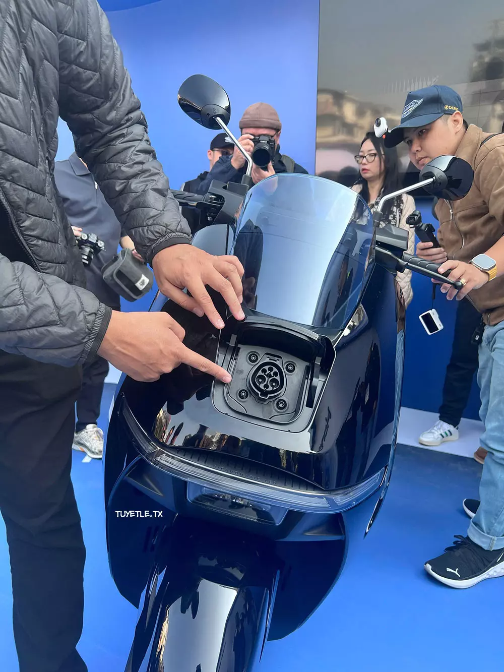 Cổng sạc của Honda UC3 nằm tr&ecirc;n đầu xe