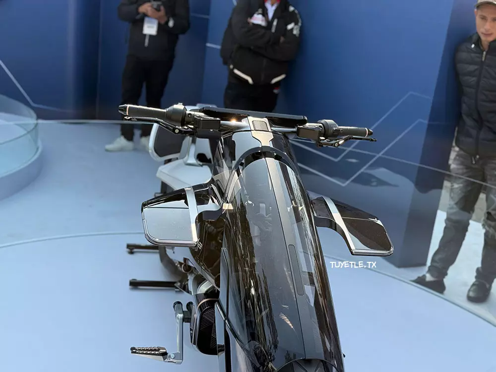 Honda EV Outlier c&oacute; m&agrave;n h&igrave;nh k&eacute;o d&agrave;i giữa 2 tay l&aacute;i