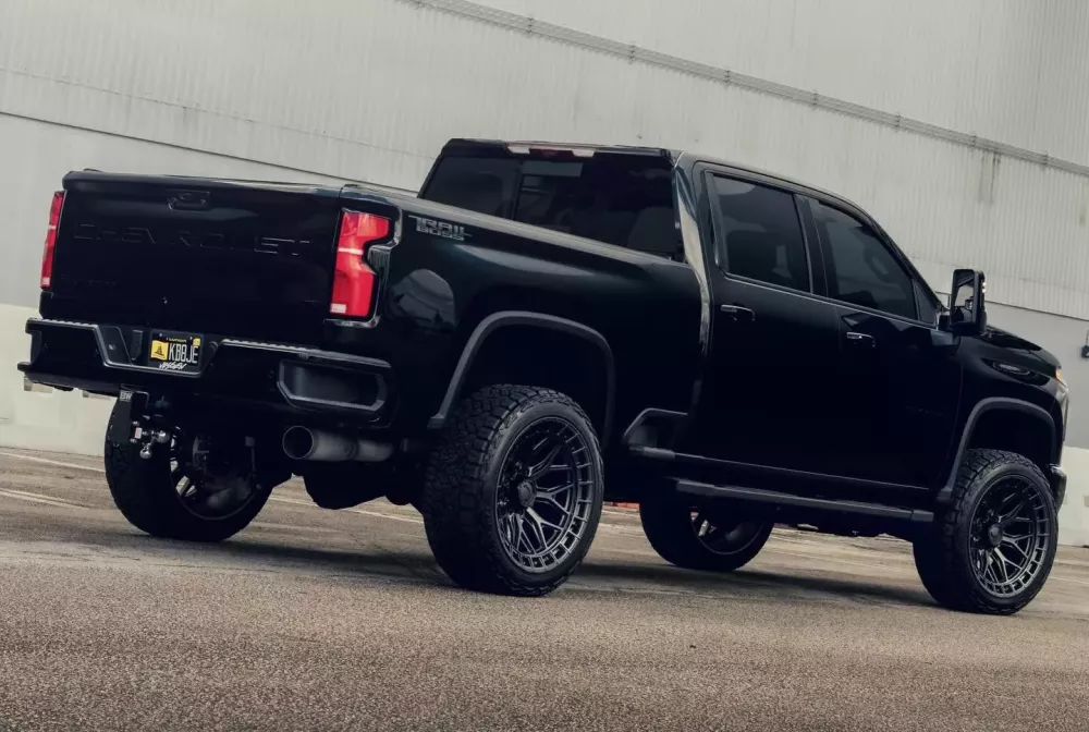 Chevrolet Silverado 2500HD Z71 tr&ocirc;ng chẳng kh&aacute;c n&agrave;o một hiệp sĩ b&oacute;ng đ&ecirc;m với bộ m&acirc;m xe m&agrave;u x&aacute;m mờ- Ảnh 3.