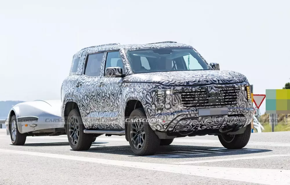 Mẫu xe được cho l&agrave; Mitsubishi Pajero thế hệ mới chạy thử tr&ecirc;n đường phố