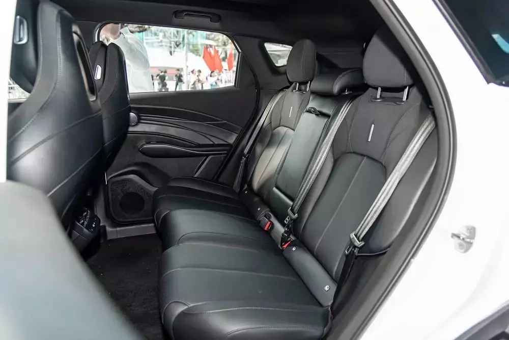 H&agrave;ng ghế sau rộng r&atilde;i của Omoda C7 