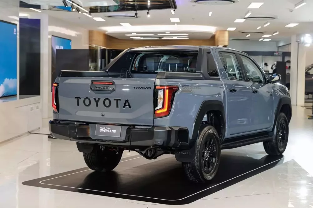 Toyota Hilux 2026 nh&igrave;n từ ph&iacute;a sau