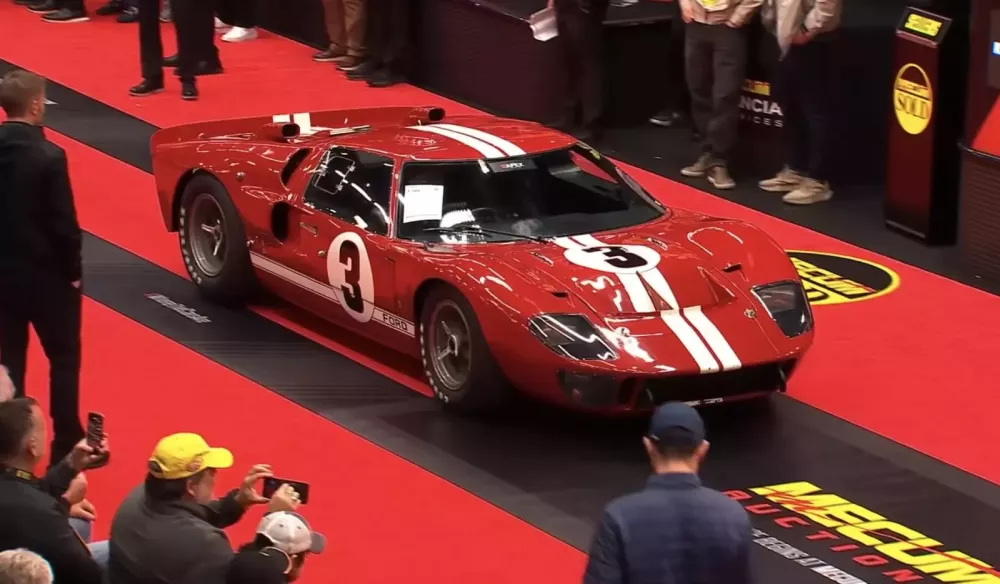 Chiếc Ford GT40 MkII Factory Lightweight năm 1966 n&agrave;y được "g&otilde; b&uacute;a" ở mức gi&aacute; kinh điển 325 tỷ đồng- Ảnh 6.