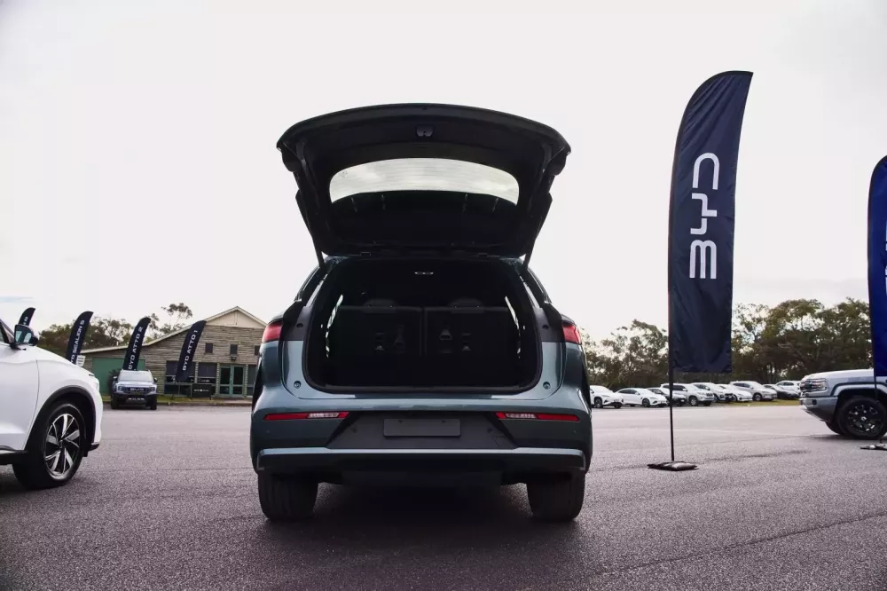 BYD Sealion 8 ch&iacute;nh thức ra mắt xứ sở chuột t&uacute;i với mức gi&aacute; từ 1 tỷ đồng- Ảnh 4.