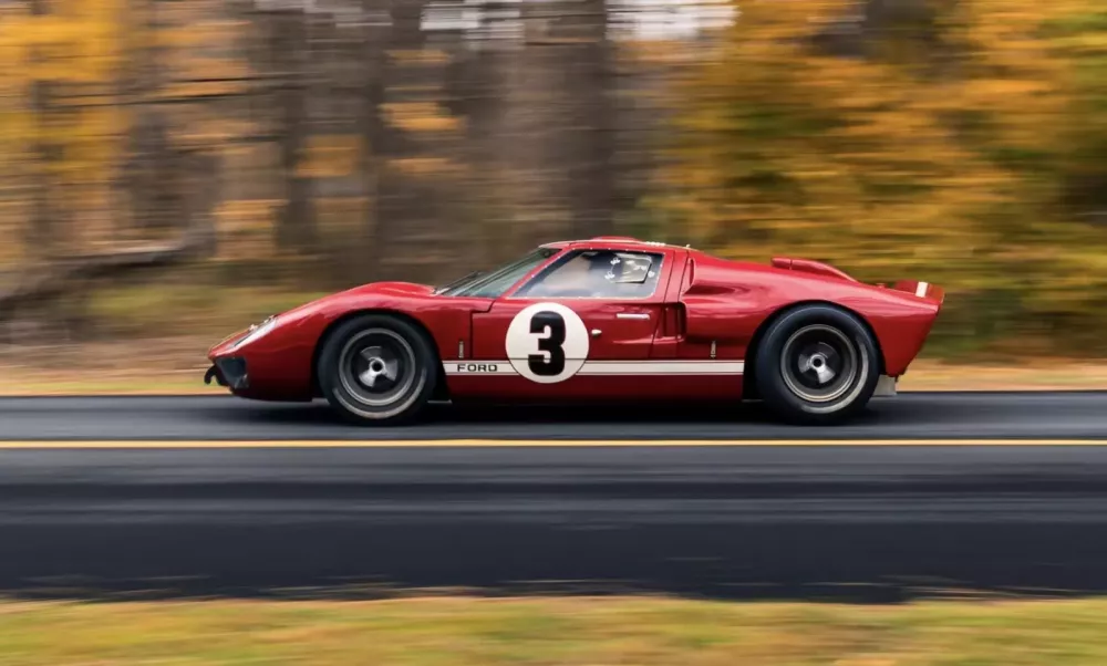 Chiếc Ford GT40 MkII Factory Lightweight năm 1966 n&agrave;y được "g&otilde; b&uacute;a" ở mức gi&aacute; kinh điển 325 tỷ đồng- Ảnh 3.