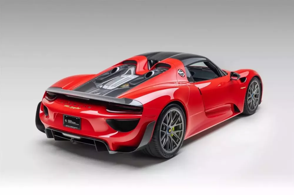 Chiếc Porsche 918 Spyder được trang bị g&oacute;i Weissach Package n&agrave;y đ&atilde; t&igrave;m thấy chủ mới với gi&aacute; 3,2 triệu USD- Ảnh 4.