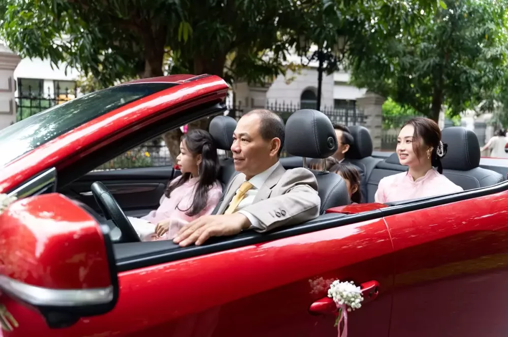 Tỷ phú Phạm Nhật Vượng lái xe VinFast VF 8 mui trần trong lễ thành hôn của con trai Tỷ phú Phạm Nhật Vượng lái xe VinFast VF 8 mui trần trong lễ thành hôn của con trai