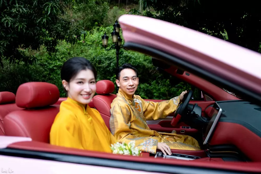 Chú rể Minh Hoàng và cô dâu Phương Nhi ngồi trên chiếc VinFast VF 9 mui trần chế tác riêng Chú rể Minh Hoàng và cô dâu Phương Nhi ngồi trên chiếc VinFast VF 9 mui trần chế tác riêng