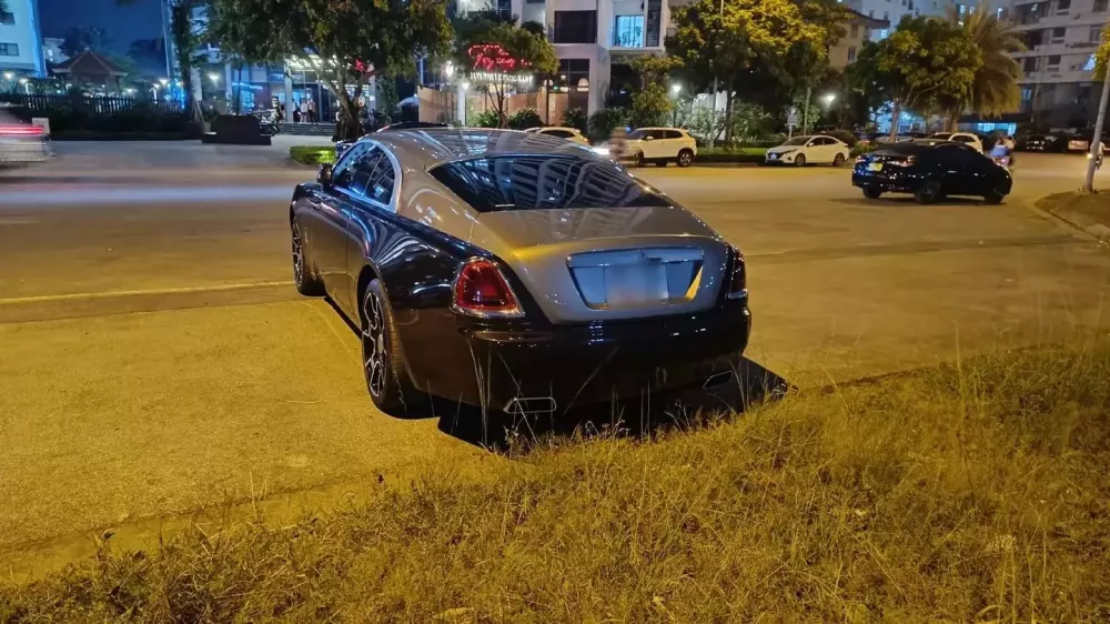 Rolls-Royce Wraith "Black Badge" lạ mắt tr&ecirc;n đường phố H&agrave; Nội- Ảnh 1.