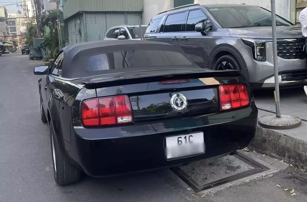 Ford Mustang Convertible thế hệ thứ 5 h&agrave;ng hiếm của người chơi xe TP.HCM- Ảnh 1.