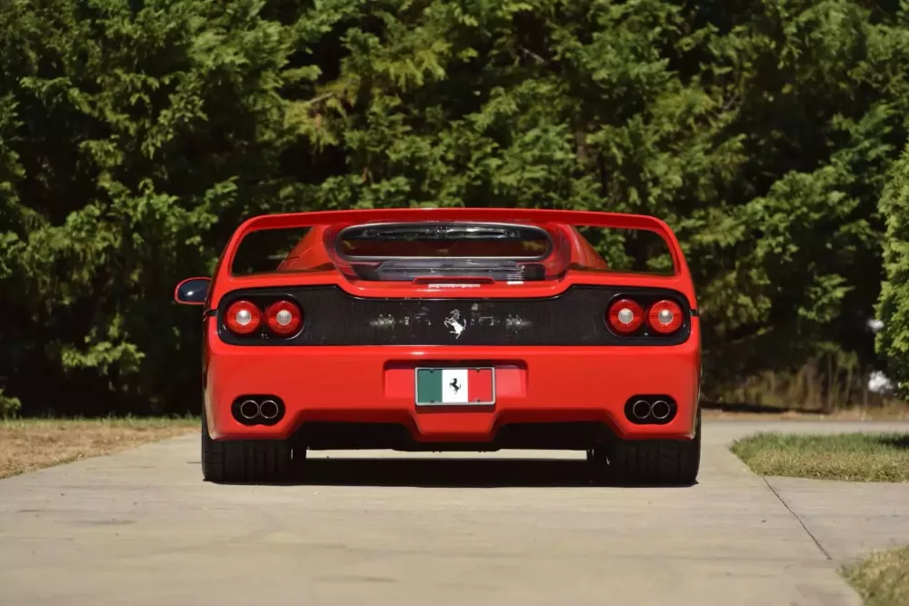 Ferrari F50 đời 1995 chỉ mới lăn bánh 406 km đã được ai đó mua với giá 320 tỷ đồng- Ảnh 7. Ferrari F50 đời 1995 chỉ mới lăn bánh 406 km đã được ai đó mua với giá 320 tỷ đồng- Ảnh 7.