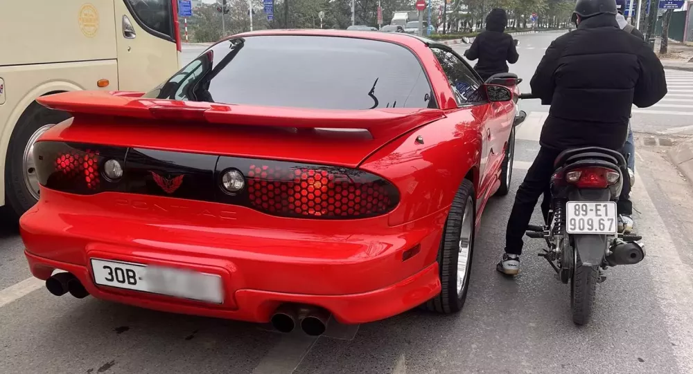 Pontiac Firebird đẹp mắt của doanh nh&acirc;n H&agrave; Nội dạo phố- Ảnh 1.