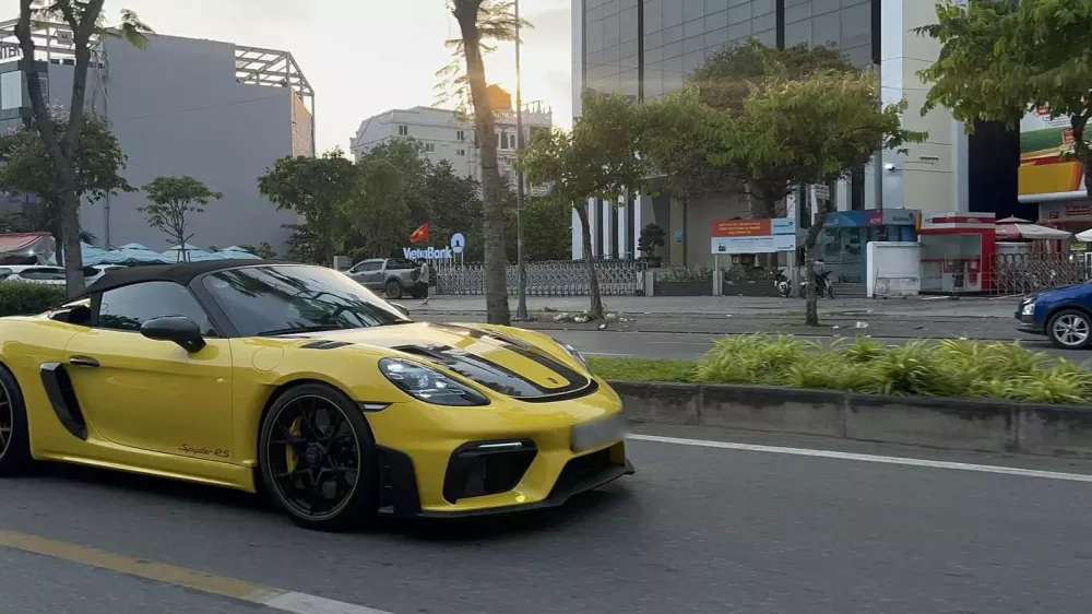 Porsche 718 Spyder RS đầu tiên lăn bánh Việt Nam đây rồi: Chủ còn mới nhận 911 GT3 RS và 911 GT3 bản mới- Ảnh 1. Porsche 718 Spyder RS đầu tiên lăn bánh Việt Nam đây rồi: Chủ còn mới nhận 911 GT3 RS và 911 GT3 bản mới- Ảnh 1.