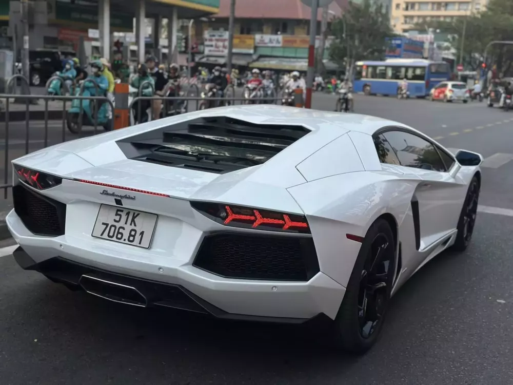 Đã mắt với cặp siêu xe Audi R8 V10 Spyder và Lamborghini Aventador dạo phố- Ảnh 2. Đã mắt với cặp siêu xe Audi R8 V10 Spyder và Lamborghini Aventador dạo phố- Ảnh 2.