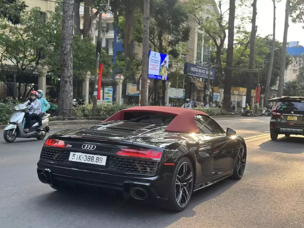 Đã mắt với cặp siêu xe Audi R8 V10 Spyder và Lamborghini Aventador dạo phố- Ảnh 1. Đã mắt với cặp siêu xe Audi R8 V10 Spyder và Lamborghini Aventador dạo phố- Ảnh 1.