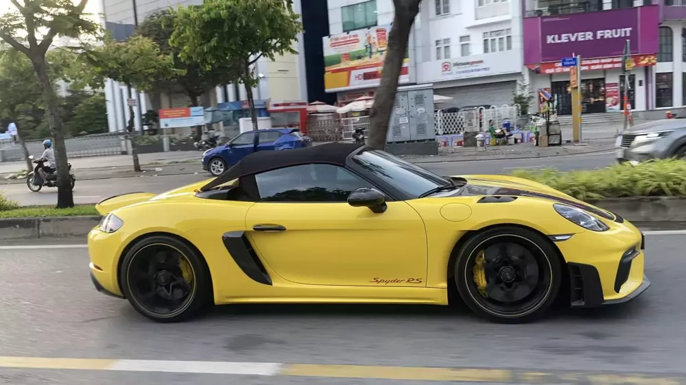 Porsche 718 Spyder RS đầu tiên lăn bánh Việt Nam đây rồi: Chủ còn mới nhận 911 GT3 RS và 911 GT3 bản mới- Ảnh 2. Porsche 718 Spyder RS đầu tiên lăn bánh Việt Nam đây rồi: Chủ còn mới nhận 911 GT3 RS và 911 GT3 bản mới- Ảnh 2.