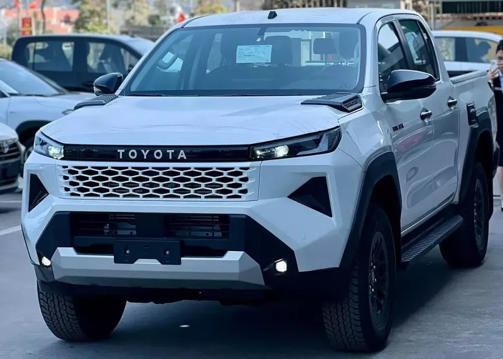 Ngắm h&igrave;nh ảnh bằng xương, bằng thịt của Toyota Hilux thế hệ mới tại đại l&yacute; Việt trước giờ ra mắt