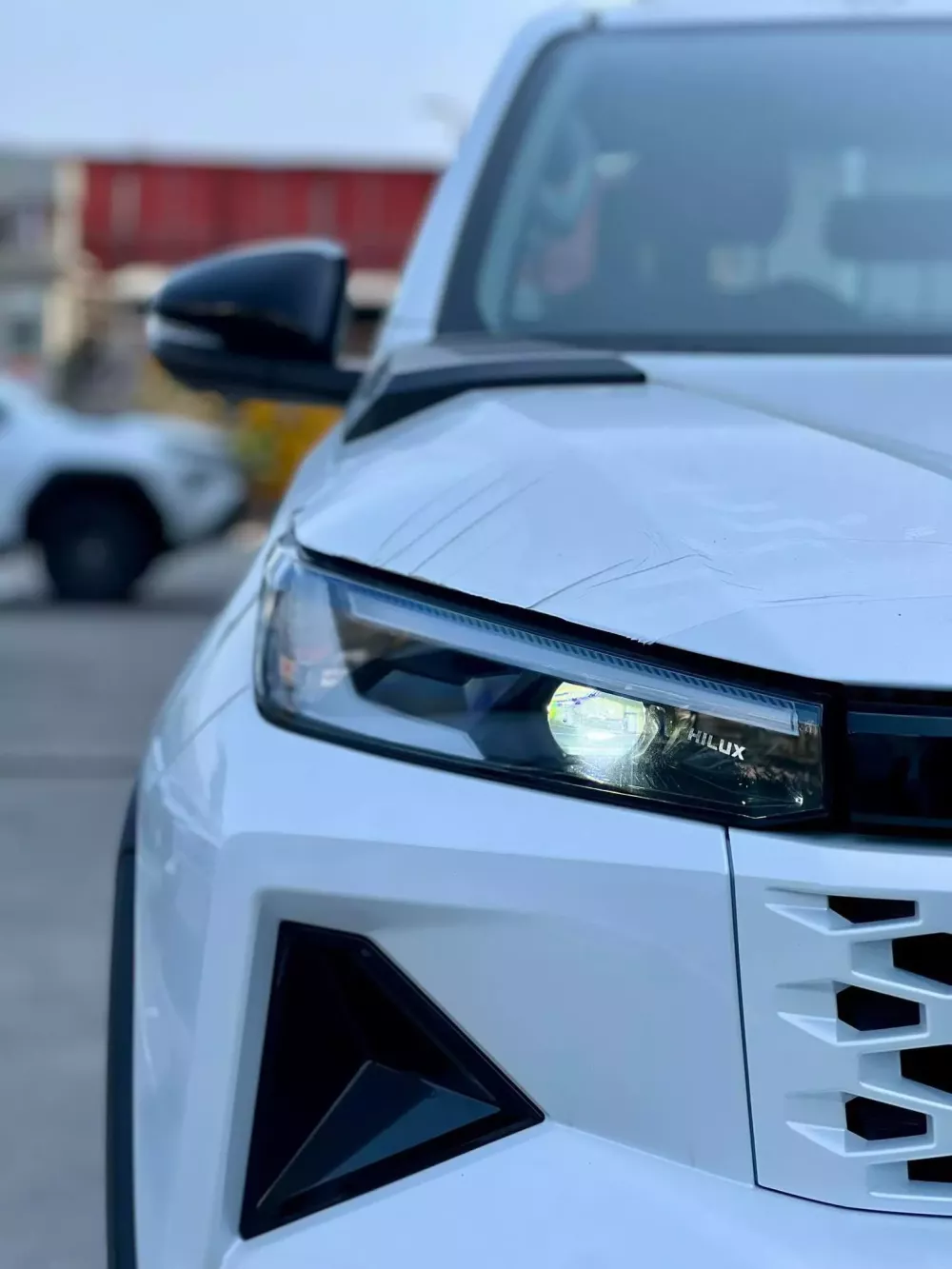 Cận cảnh cụm đ&egrave;n pha LED thanh mảnh mới của Toyota Hilux 2026 