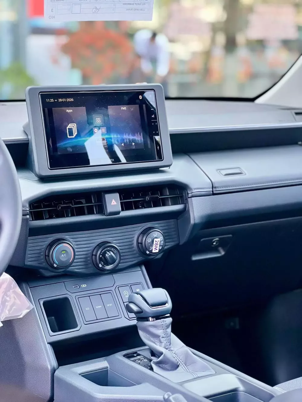 Toyota Hilux 2026 bản 1 cầu số tự động d&ugrave;ng m&agrave;n h&igrave;nh th&ocirc;ng tin giải tr&iacute; 8 inch.