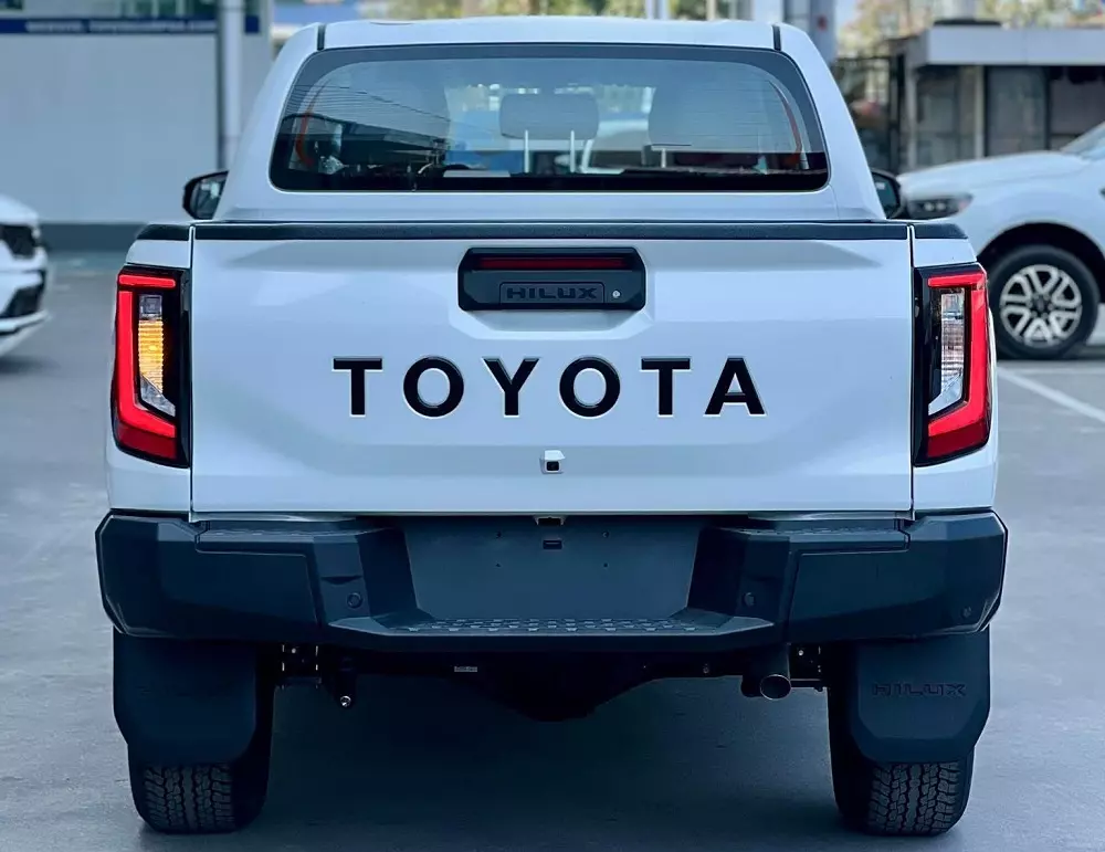 Toyota Hilux 2026 nh&igrave;n từ ph&iacute;a sau