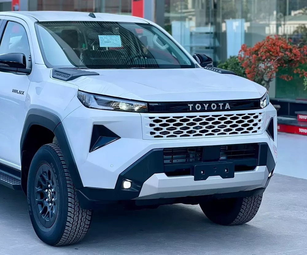 Chiếc Toyota Hilux 2026 n&agrave;y thuộc phi&ecirc;n bản 1 cầu số tự động.