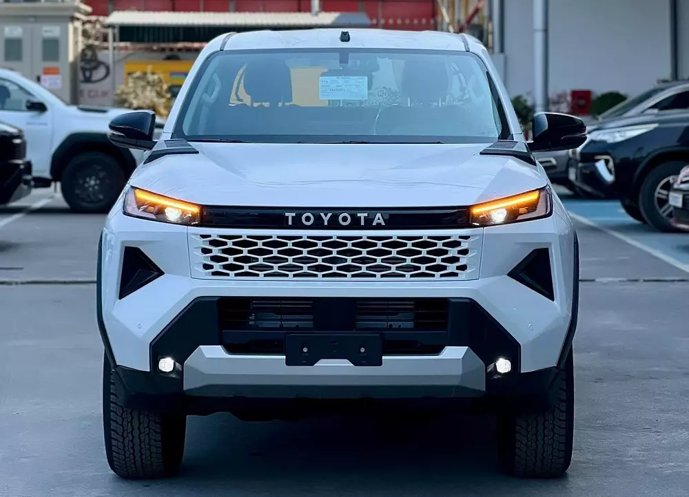 Lưới tản nhiệt của Toyota Hilux 2026 c&oacute; thể sơn đen hoặc sơn c&ugrave;ng m&agrave;u th&acirc;n xe