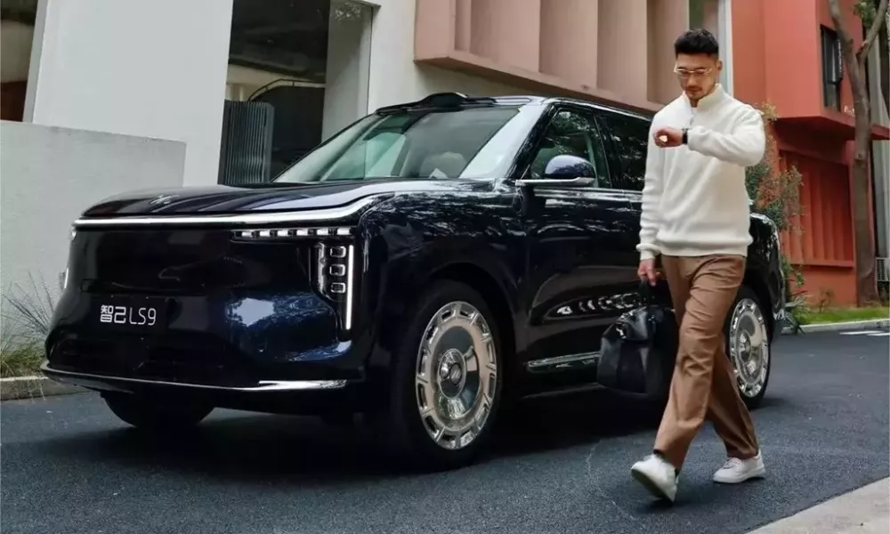 IM LS9 Hyper c&oacute; hệ thống l&aacute;i th&ocirc;ng minh dẫn động bốn b&aacute;nh ho&agrave;n to&agrave;n bằng điện với g&oacute;c đ&aacute;nh l&aacute;i 24 độ