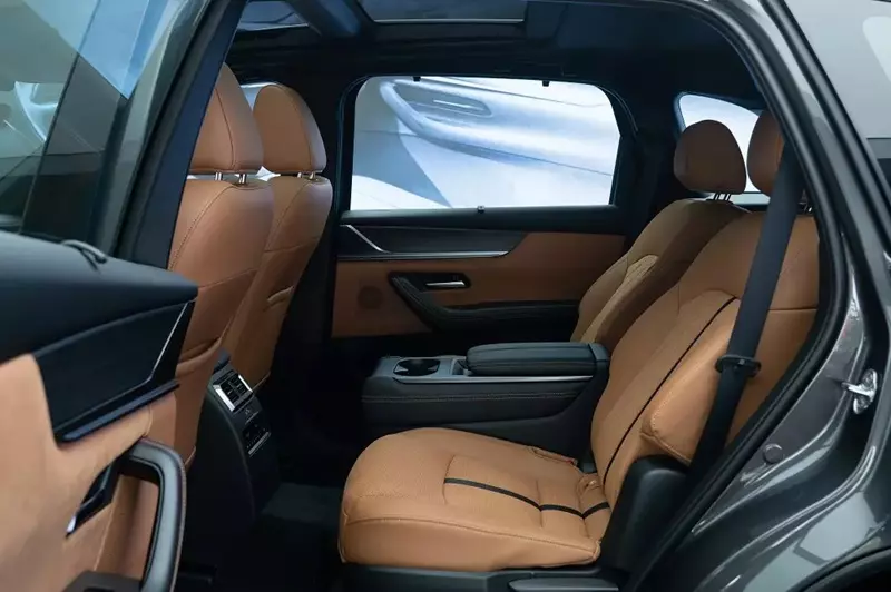 H&agrave;ng ghế giữa với 2 ghế thương gia của Mazda CX-90