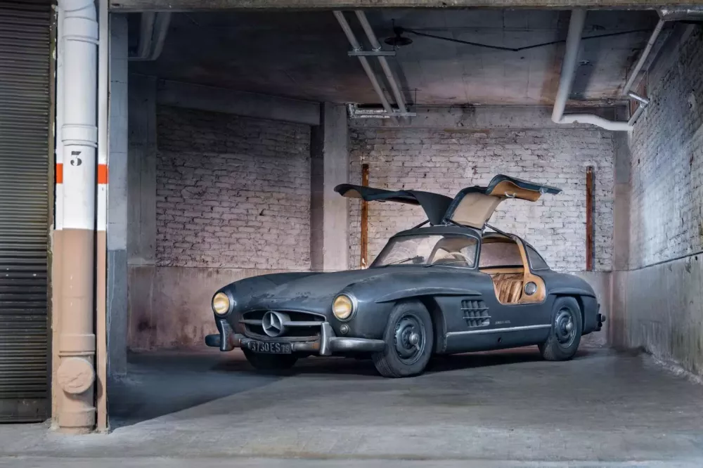 Đừng nhìn chiếc Mercedes-Benz 300 SL Gullwing đầy bụi bặm này mà nghĩ rẻ, ai đó đã bỏ ra 136 tỷ đồng để sở hữu- Ảnh 2. Đừng nhìn chiếc Mercedes-Benz 300 SL Gullwing đầy bụi bặm này mà nghĩ rẻ, ai đó đã bỏ ra 136 tỷ đồng để sở hữu- Ảnh 2.