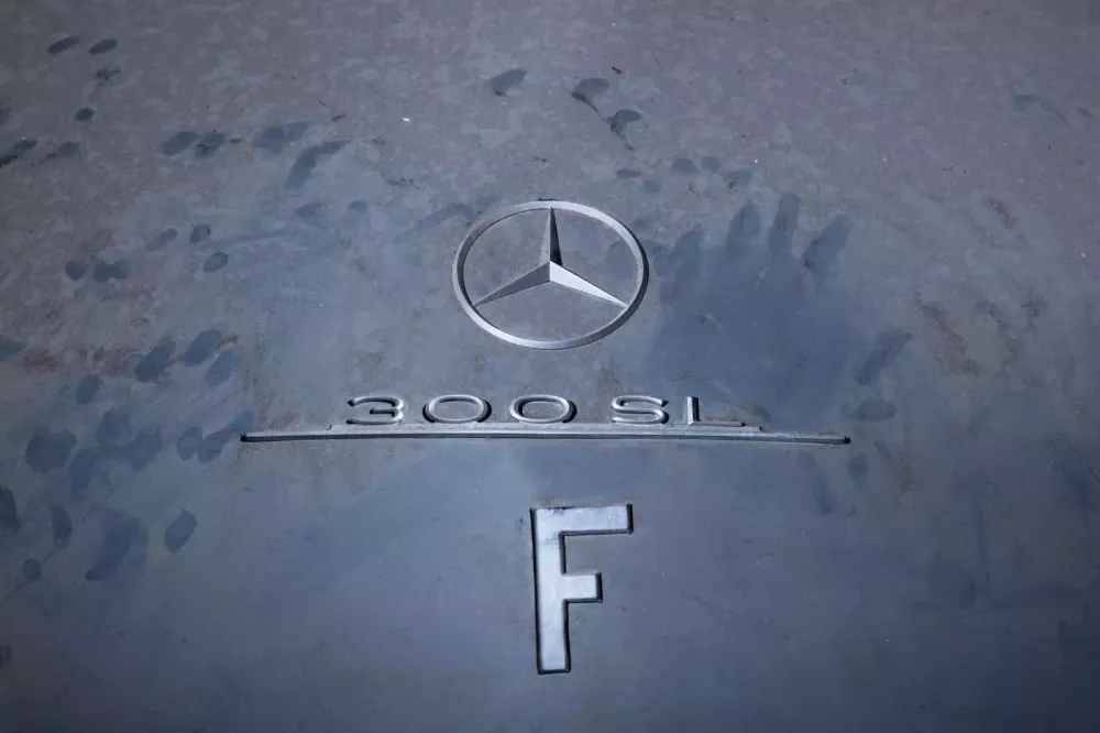 Đừng nhìn chiếc Mercedes-Benz 300 SL Gullwing đầy bụi bặm này mà nghĩ rẻ, ai đó đã bỏ ra 136 tỷ đồng để sở hữu- Ảnh 10. Đừng nhìn chiếc Mercedes-Benz 300 SL Gullwing đầy bụi bặm này mà nghĩ rẻ, ai đó đã bỏ ra 136 tỷ đồng để sở hữu- Ảnh 10.