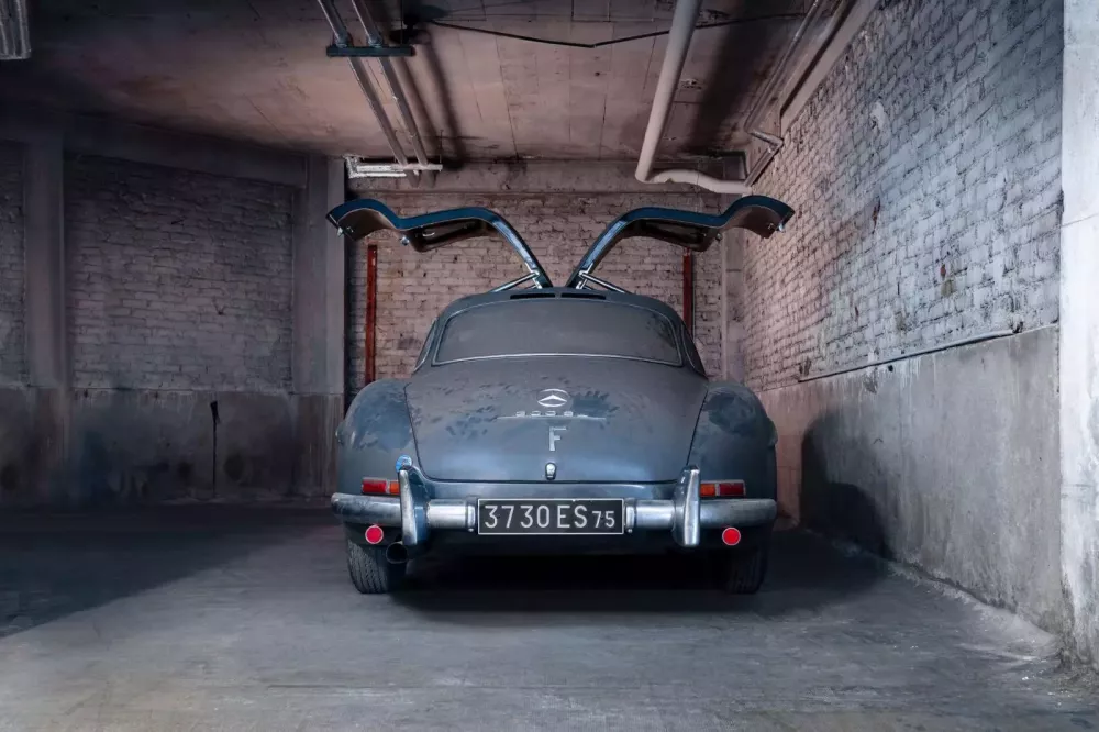 Đừng nhìn chiếc Mercedes-Benz 300 SL Gullwing đầy bụi bặm này mà nghĩ rẻ, ai đó đã bỏ ra 136 tỷ đồng để sở hữu- Ảnh 5. Đừng nhìn chiếc Mercedes-Benz 300 SL Gullwing đầy bụi bặm này mà nghĩ rẻ, ai đó đã bỏ ra 136 tỷ đồng để sở hữu- Ảnh 5.