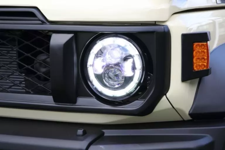 Đ&egrave;n pha tr&ograve;n cổ điển của chiếc Suzuki Jimny độ