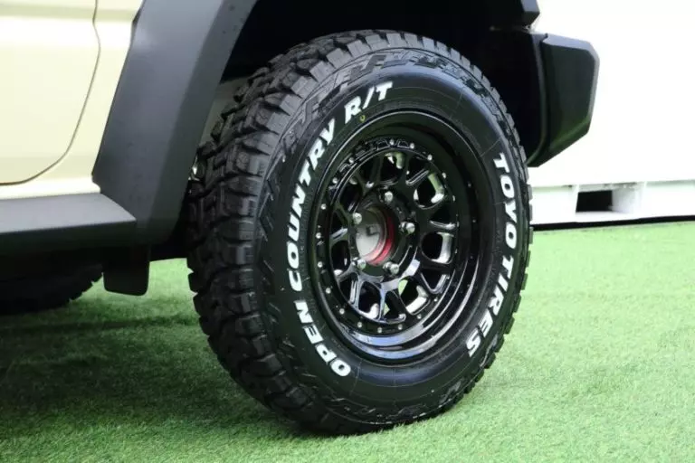 Suzuki Jimny độ c&ograve;n đi k&egrave;m lốp địa h&igrave;nh