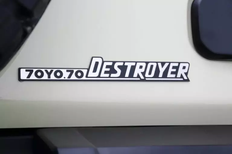 Logo 70YO.70 Destroyer b&ecirc;n sườn của chiếc Suzuki Jimny độ