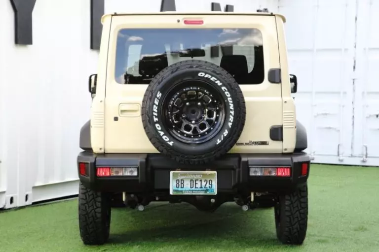 Suzuki Jimny độ c&oacute; th&ecirc;m đ&egrave;n hậu mới